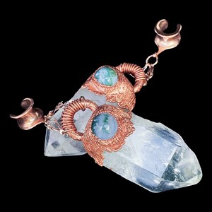 Pesos de orelha de quartzo galvanizados com cabines de ágata musgosa, wirewrap + plugue de sela em ouro rosa 00g feito à mão