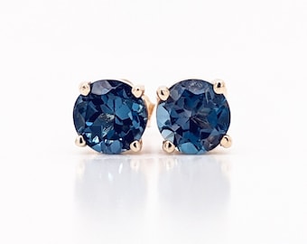 Brasilianische London Blautopas Solitär Ohrstecker aus massivem 14K Gold • Runde Edelstein Ohrringe • 3 mm 4 mm 5 mm 6 mm 7 mm 8 mm • Zierliche Ohrstecker