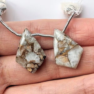 Par de gemas lisas perfuradas lateralmente em formato de pipa de calcita de cobre branco 23x16x5 mm