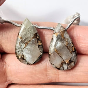 Par de pedras preciosas lisas perfuradas lateralmente em forma de lágrima de calcita de cobre branco 24x15x5 mm