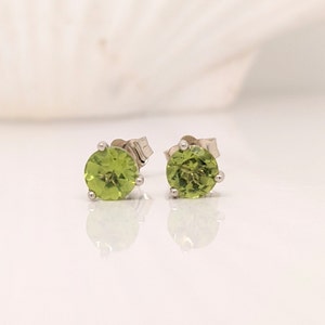 Arizona Peridot Martini Ohrstecker in 14K Weiß, Gelb oder Roségold | Rund 3 mm 4 mm 5 mm 6 mm 7 mm 8 mm | August Geburtsstein | Grüner Edelstein Ohrring