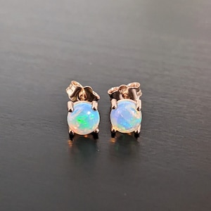 Aretes de ópalo brillante – Solitario redondo en oro macizo de 14 k – Tamaños personalizables: 3 mm, 4 mm, 5 mm, 6 mm, 7 mm y 8 mm – Delicados aretes con piedras preciosas