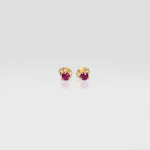 Pendientes de rubí natural de Mozambique, redondos de 3 mm en oro macizo de 14 quilates, piedra natal de julio, ideales para el día a día.