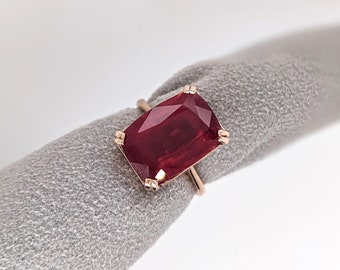 Klassischer Solitär Madagaskar Rubin Ring aus 585er Gold | Smaragdschliff 14 x 10 mm | Juli Geburtsstein | Minimalistisches Design | Personalisierbar