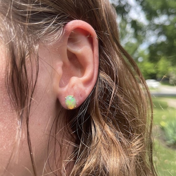 Echtschmuck Im Ohrstecker-Stil Aus Gelbgold Mit Opal Cabochon