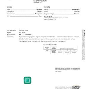 Pode incluir: Relat&oacute;rio GIA para uma esmeralda. O relat&oacute;rio detalha a forma octogonal da gema, com lapida&ccedil;&atilde;o em degraus e clareza transparente. A esmeralda pesa 2,27 quilates e mede 8,99 x 8,77 x 4,56 mm. A cor &eacute; verde e a origem &eacute; a Col&ocirc;mbia.
