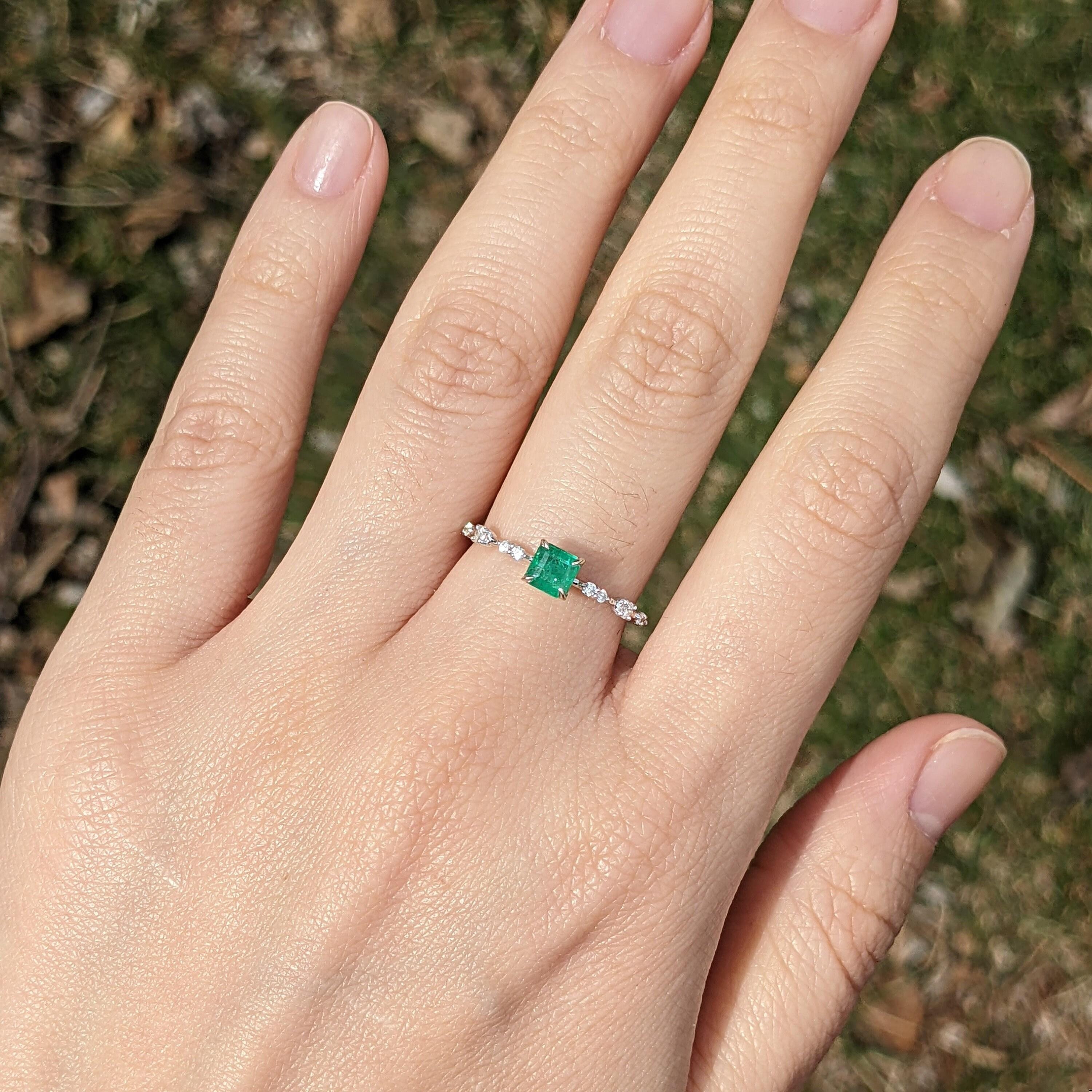 ファンシー グリーン エメラルド リング、天然地球採掘ダイヤモンド
