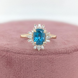 Anillo de circón azul deslumbrante con diamantes extraídos de la tierra natural en oro amarillo sólido de 14 k // Ovalado 8x6 // Piedra natal de diciembre // Halo de rayos de sol //