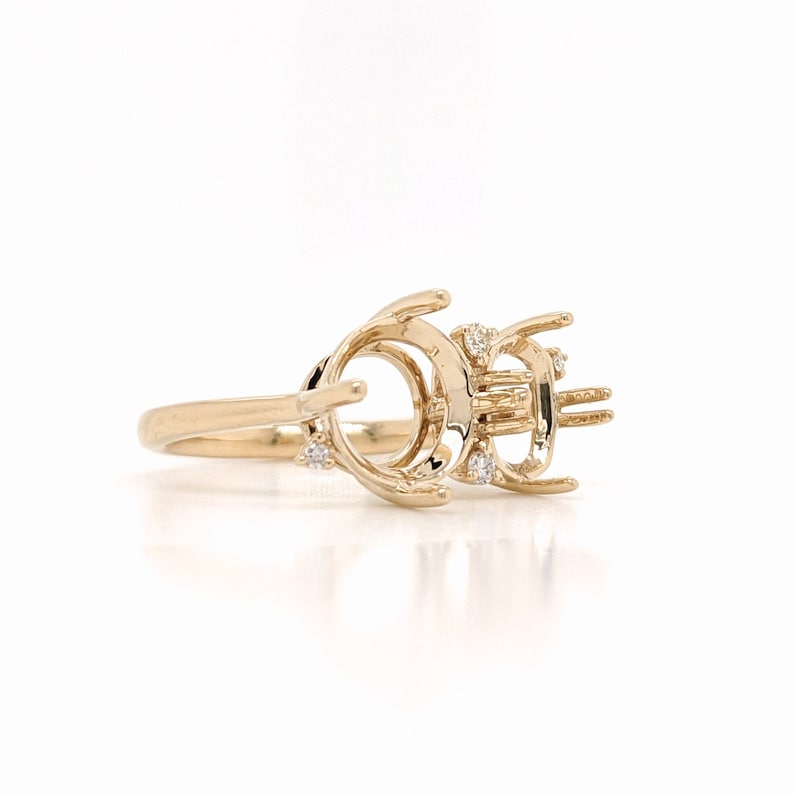Op de afbeelding: Een gouden ringbezetting met een ronde opening voor de middelste steen en kleine diamanten op de band.