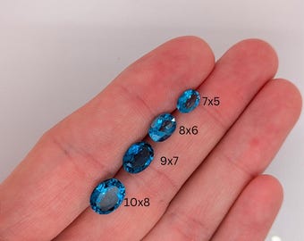 Topacio azul de Londres natural de talla ovalada: gema facetada suelta y calibrada, de un azul intenso y profundo, ideal para el diseño de joyas personalizadas.