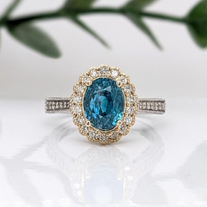 Hermoso anillo de circón azul con diamantes naturales en oro sólido de dos tonos de 14 k // Ovalado 9x7 mm // Inspiración floral // Piedra de nacimiento de diciembre //