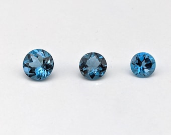 Topázio Azul Londres Natural com Lapidação Brilhante Redonda: Gema facetada calibrada, azul profundo e intenso, ideal para design de joias personalizadas.