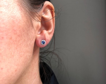 美しいブルーサファイアスタッドピアス（天然ダイヤモンドハロー付き