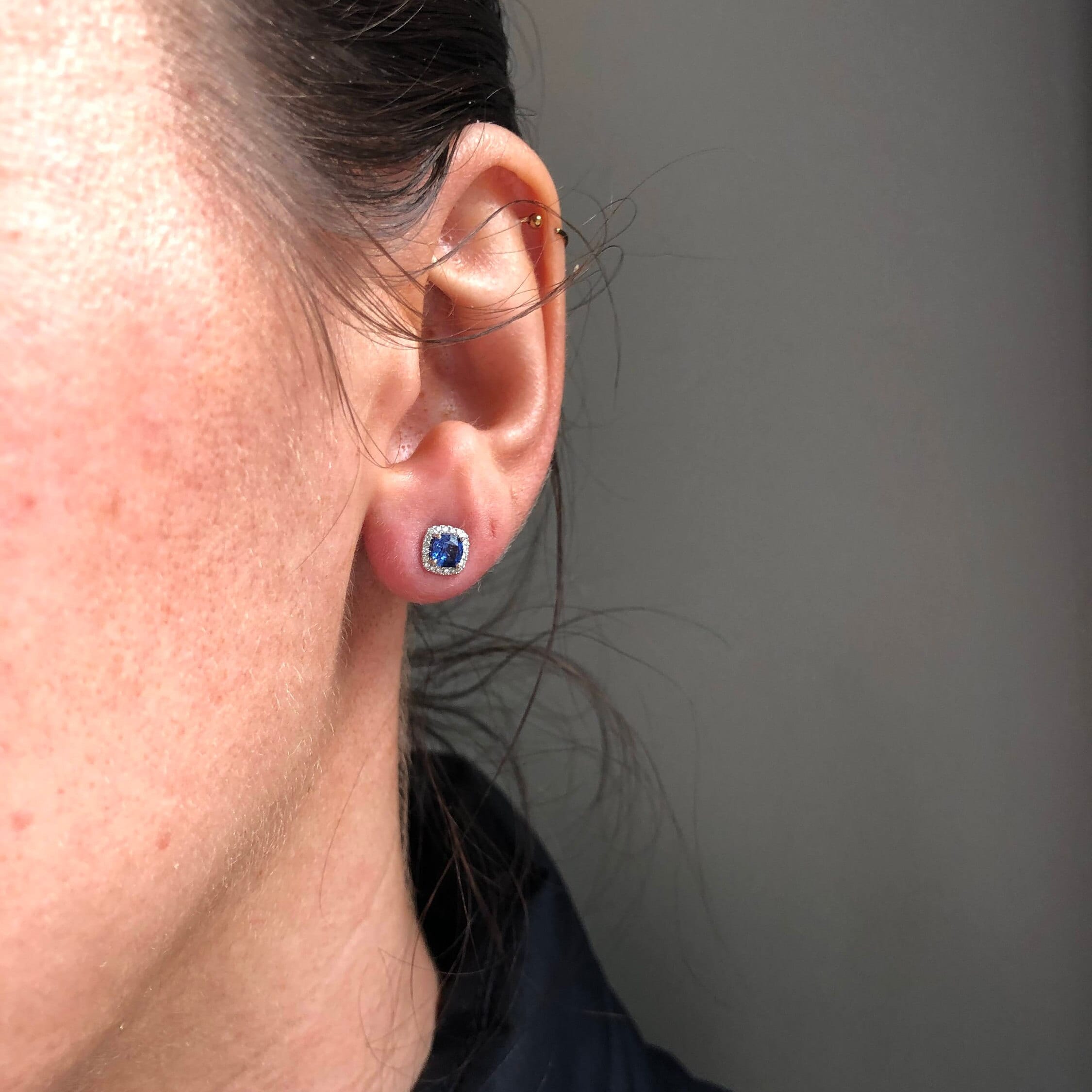 美しいブルーサファイアスタッドピアス（天然ダイヤモンドハロー付き