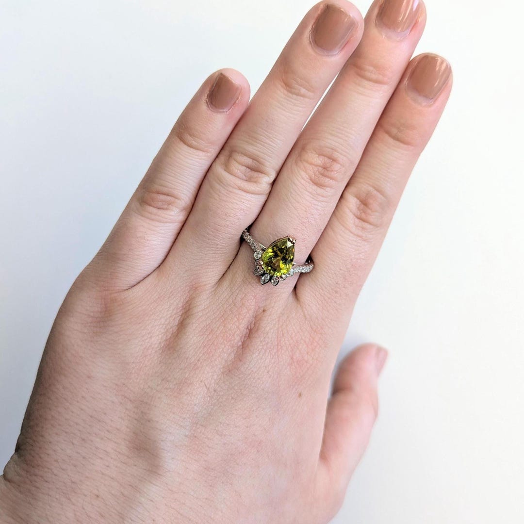 スフェーンのリング 2.4カラットのスフェーンリング、天然ダイヤモンドのアクセント付き