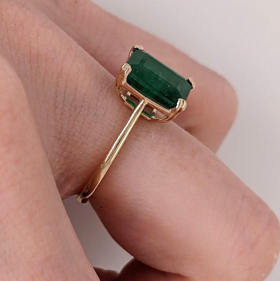 エレガントなエメラルドリング 14K イエローゴールド I エレガントなエメラルドリング 14K イエローゴールド I