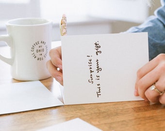 Verrassing! Dit is uw geschenk. -Lege boekdruk wenskaart