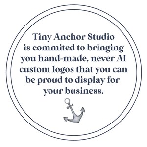 K&ouml;nnte beinhalten: Eine wei&szlig;e kreisf&ouml;rmige Grafik mit einem marineblauen Rand enth&auml;lt den Text "Tiny Anchor Studio hat sich verpflichtet, Ihnen handgefertigte, niemals KI-basierte, individuelle Logos zu liefern, auf die Sie f&uuml;r Ihr Unternehmen stolz sein k&ouml;nnen." Unten ist ein Aquarellanker.