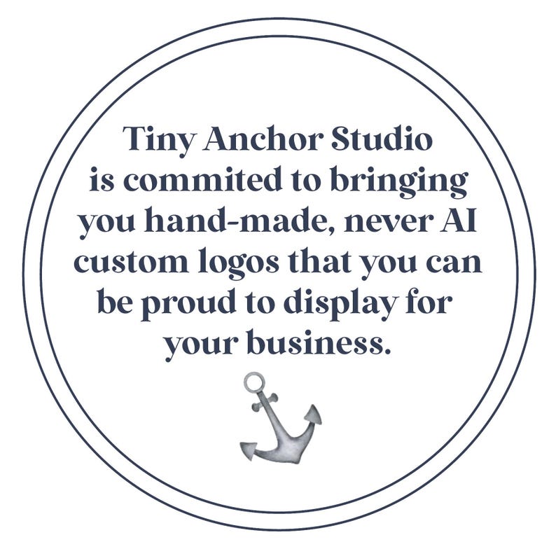 K&ouml;nnte beinhalten: Eine wei&szlig;e kreisf&ouml;rmige Grafik mit einem marineblauen Rand enth&auml;lt den Text "Tiny Anchor Studio hat sich verpflichtet, Ihnen handgefertigte, niemals KI-basierte, individuelle Logos zu liefern, auf die Sie f&uuml;r Ihr Unternehmen stolz sein k&ouml;nnen." Unten ist ein Aquarellanker.