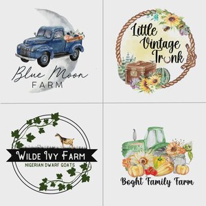 K&ouml;nnte beinhalten: Vier Aquarell-Logos: Blue Moon Farm mit einem blauen Truck, Little Vintage Trunk mit einer Truhe und Blumen, Wilde Ivy Farm mit einer Ziege und Boght Family Farm mit einem Traktor und K&uuml;rbissen.