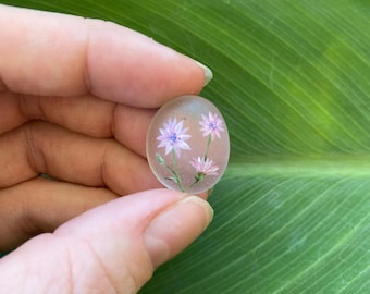 Flores silvestres en miniatura, arte rupestre pintado a mano. Pintura acrílica.