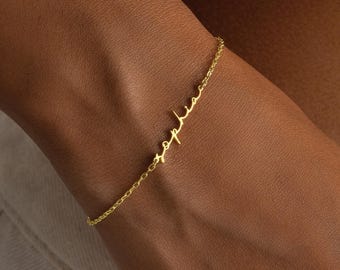 Gepersonaliseerde naamarmband, aangepaste naamsieraden, sierlijke gelaagde armband, cadeau voor haar, gepersonaliseerde sieraden, cadeaus bruidsmeisje, LVK04