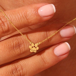 14K gold paw print name necklace with personalized engraving, displayed in Lovinka gift box.