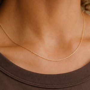 Halsband i 14 karat massivt guld, Enkel vardagskedja i guld, Delikat lager-på-lager-halsband