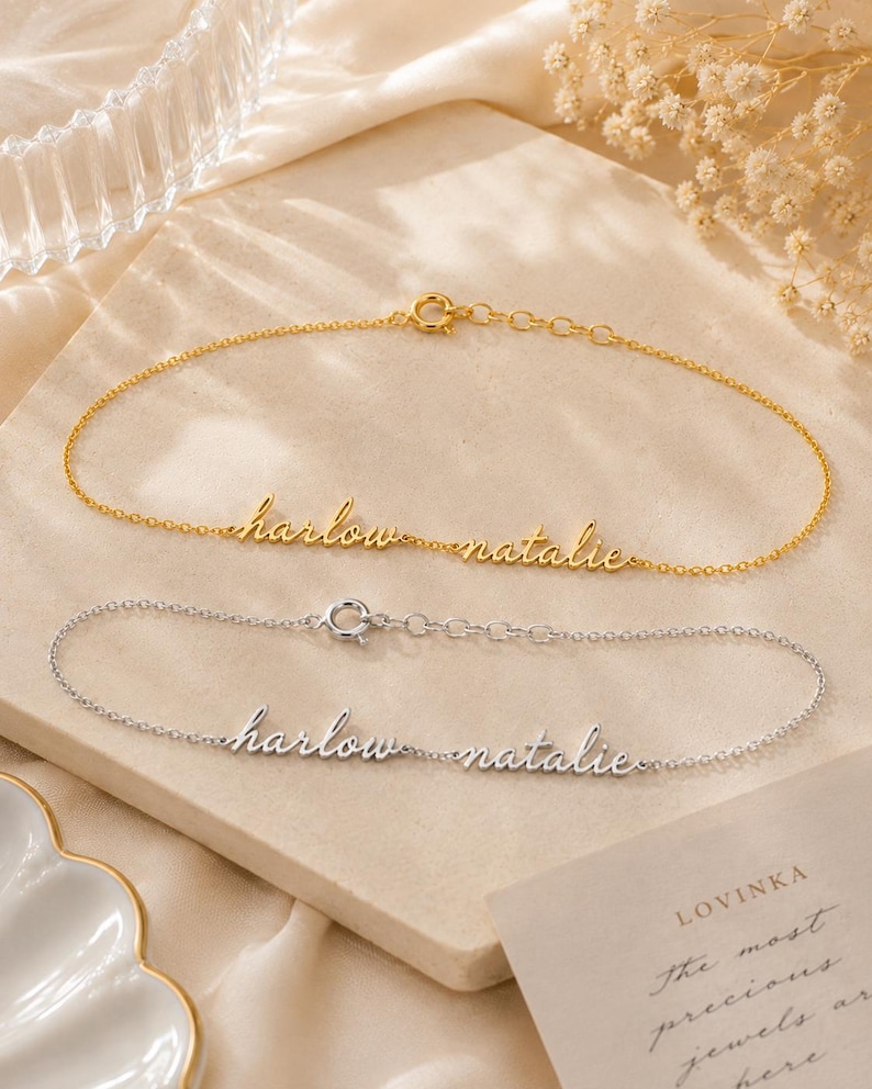 K&ouml;nnte beinhalten: Zwei zarte Kettenarmb&auml;nder, eines in Gold- und eines in Silberoptik, die jeweils die Namen harlow und natalie in Schreibschrift zeigen. Beide Armb&auml;nder verf&uuml;gen &uuml;ber einen runden Federringverschluss und eine verstellbare Verl&auml;ngerungskette.