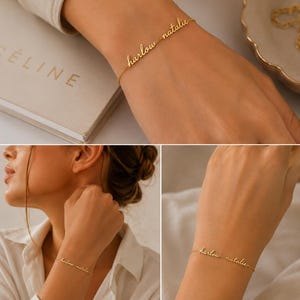 K&ouml;nnte beinhalten: Ein goldfarbenes Kettenarmband mit dem individuellen Schriftzug "harlow natalie", der in die Mitte der feinen Gliederkette eingearbeitet ist. Das Armband wird am Handgelenk getragen und zeigt die kursive Schrift in einem polierten Metall-Finish.