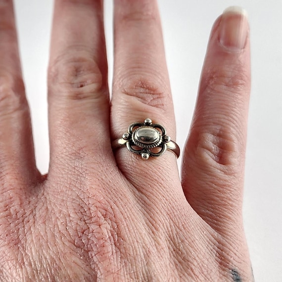 Vintage Solid Sterling Silver Ring - Oval Sterlin… - image 5