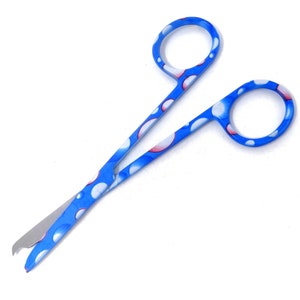 Op de afbeelding: Blauwe metalen schaar met een wit stippenpatroon. De schaar heeft een afgeronde punt en is ontworpen voor nauwkeurig knippen.