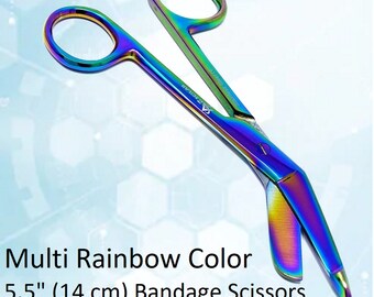 Tijeras para vendajes multicolores de titanio con diseño de arcoíris. Regalo ideal para estudiantes de medicina, auxiliares veterinarios, enfermeras y personal de clínicas. Fabricadas en acero inoxidable y disponibles en 4 tamaños.