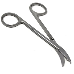 Op de afbeelding: Een paar chirurgische scharen van roestvrij staal met een gebogen mes. De scharen zijn ontworpen voor delicate snijtaken.