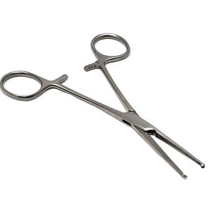 Puede incluir: Un par de pinzas hemostáticas de plata con un mecanismo de bloqueo. Las pinzas hemostáticas están cerradas y tienen una punta dentada.