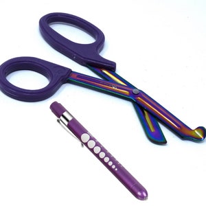 Lila Griff mit Multi Regenbogen Farbe Klinge 7,5 &quot;Edelstahl Trauma Schere + Lila Penlight Sanitäter Intern Abschluss Geschenk Set