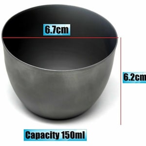 Puede incluir: Un bol de metal gris con una capacidad de 150 ml. El bol tiene 6,7 cm de ancho y 6,2 cm de alto.