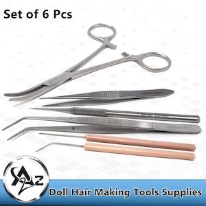 Peut inclure: Ensemble de six outils pour la fabrication de cheveux de poupée, comprenant une pince à épiler incurvée, trois paires de pinces à épiler droites et deux outils métalliques avec des manches en bois. Les outils sont en acier inoxydable et portent les inscriptions "German Stainless" et "Stainless Steel".