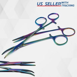 Puede incluir: Tres hemostáticos, pinzas quirúrgicas o fórceps de color arcoíris. Los hemostáticos están hechos de acero inoxidable y tienen una punta curva.
