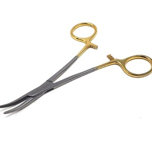 Pinzas hemostáticas curvas de 14 cm (5,5") con mango dorado, mandíbulas dentadas y cierre de seguridad, acero inoxidable.