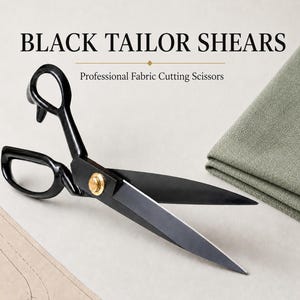 Puede incluir: Tijeras de sastre negras con un tornillo central dorado y mangos negros. El texto dice BLACK TAILOR SHEARS Professional Fabric Cutting Scissors. Estas tijeras cuentan con hojas largas y afiladas diseñadas para cortar tela con precisión.