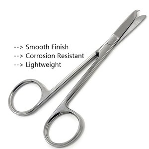 Op de afbeelding: Roestvrijstalen chirurgische schaar met een gladde afwerking. De schaar is corrosiebestendig en lichtgewicht. Tekst op de afbeelding: Gladde afwerking, Corrosiebestendig, Lichtgewicht.