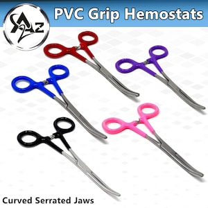 Puede incluir: Cinco hemostáticos curvos con mordazas dentadas. Los hemostáticos tienen mangos de PVC en rojo, azul, morado, rosa y negro.