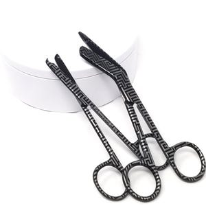 Lasergraverad svart silver Maze rostfritt stål 5,5" bandagesax + 4,5" suturstygnssax, presentset under 20 dollar