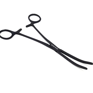 Puede incluir: Pinzas hemostáticas negras con punta curva y mandíbula dentada. Las pinzas están hechas de acero inoxidable y tienen un acabado negro. El texto "3D MARS SURGICAL" está impreso en las pinzas.