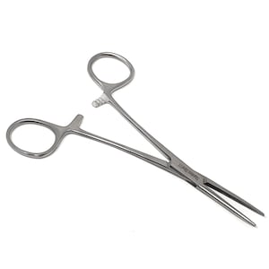 Puede incluir: Una pinza hemostática quirúrgica de acero inoxidable con asas de anillo y un mecanismo de bloqueo. Las puntas de la pinza son dentadas. El texto "Stainless Steel CE" está impreso en el lateral.