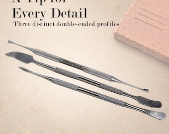 Può includere: Tre strumenti in acciaio inossidabile color argento a doppia estremità con impugnature testurizzate. Il testo recita A Tip for Every Detail, Three distinct double-ended profiles e GERMAN STAINLESS. Ogni strumento presenta punte dalle forme uniche.