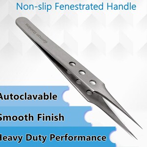Könnte beinhalten: Silberne fenestrierte Pinzette mit rutschfestem Griff. Die Pinzette ist aus deutschem Edelstahl gefertigt und autoklavierbar. Der Text "German Stainless" ist auf die Pinzette gedruckt.