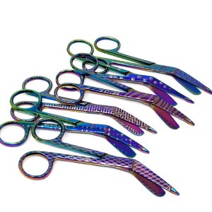 Tesoura de enfermeira gravada, conjunto de 6 peças, tesoura de bandagem de cor de titânio com designs variados, conjunto de presente de enfermeira de aço inoxidável