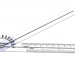 Puede incluir: Un transportador de plástico transparente con una línea negra y una regla marcada en pulgadas y centímetros. El transportador tiene una escala circular marcada en grados y la regla está marcada en pulgadas y centímetros.